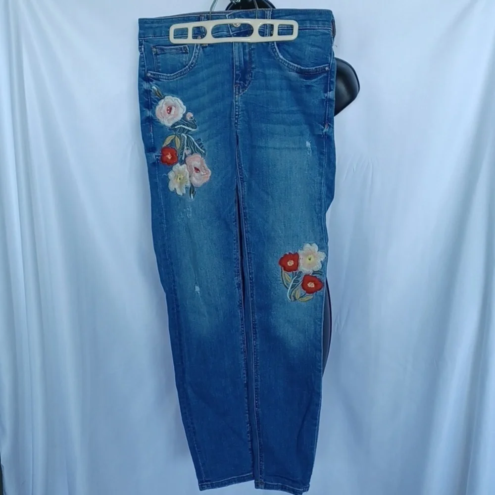 Zara floral embroidered distressed skinny ankle jeans, size 6